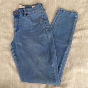Pacsun Mid-rise Light Wash Distressed Jeggings, size 25.